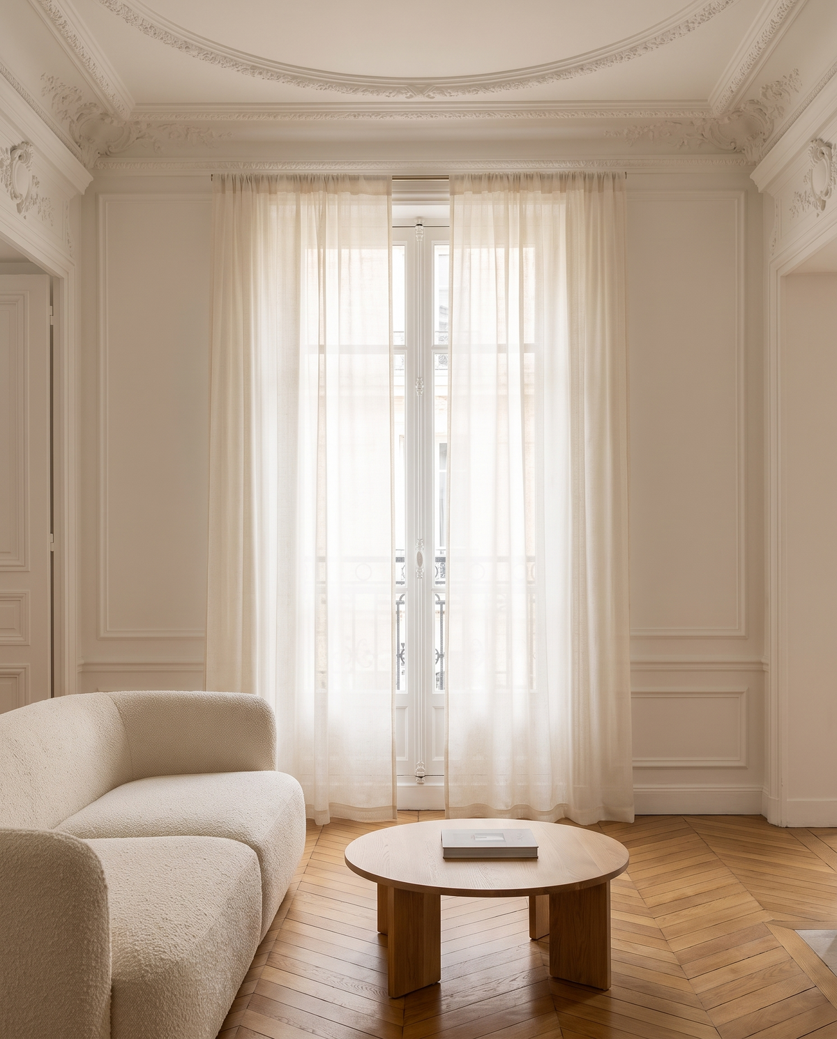 Voilage Onde – salon haussmannien à la lumière du matin