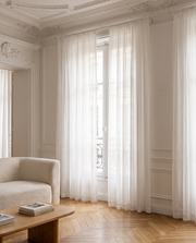 Voilage Ajour – salon haussmannien à la lumière du matin