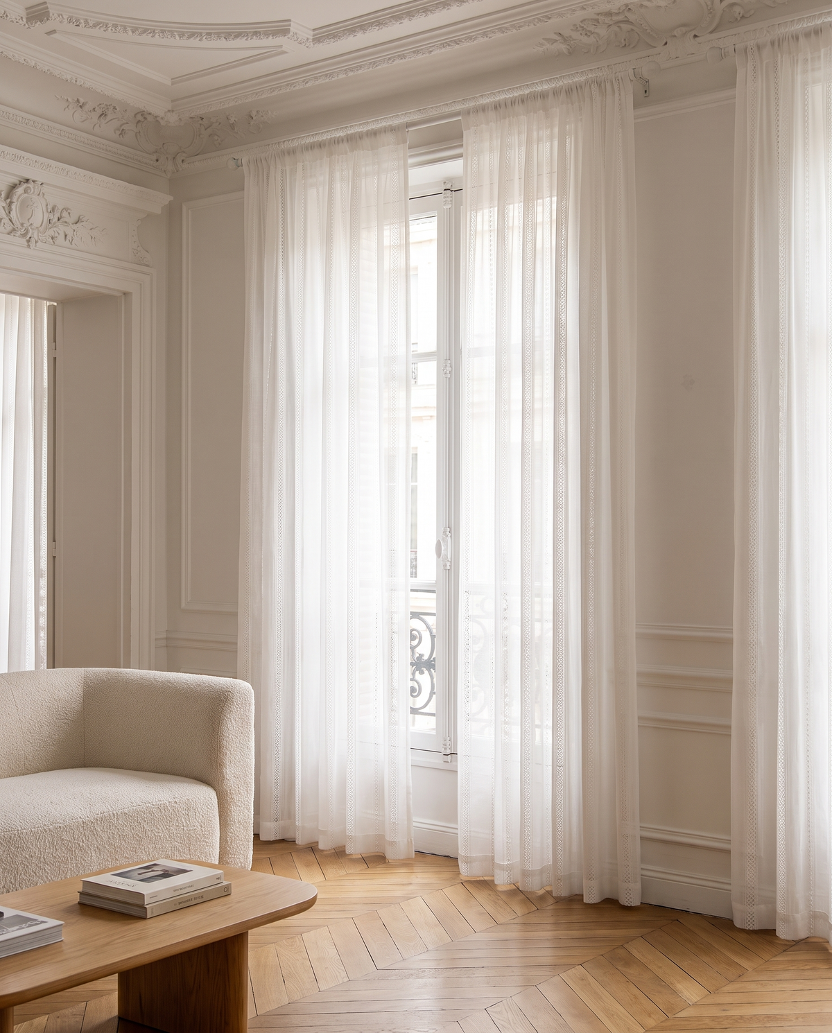 Voilage Ajour – salon haussmannien à la lumière du matin