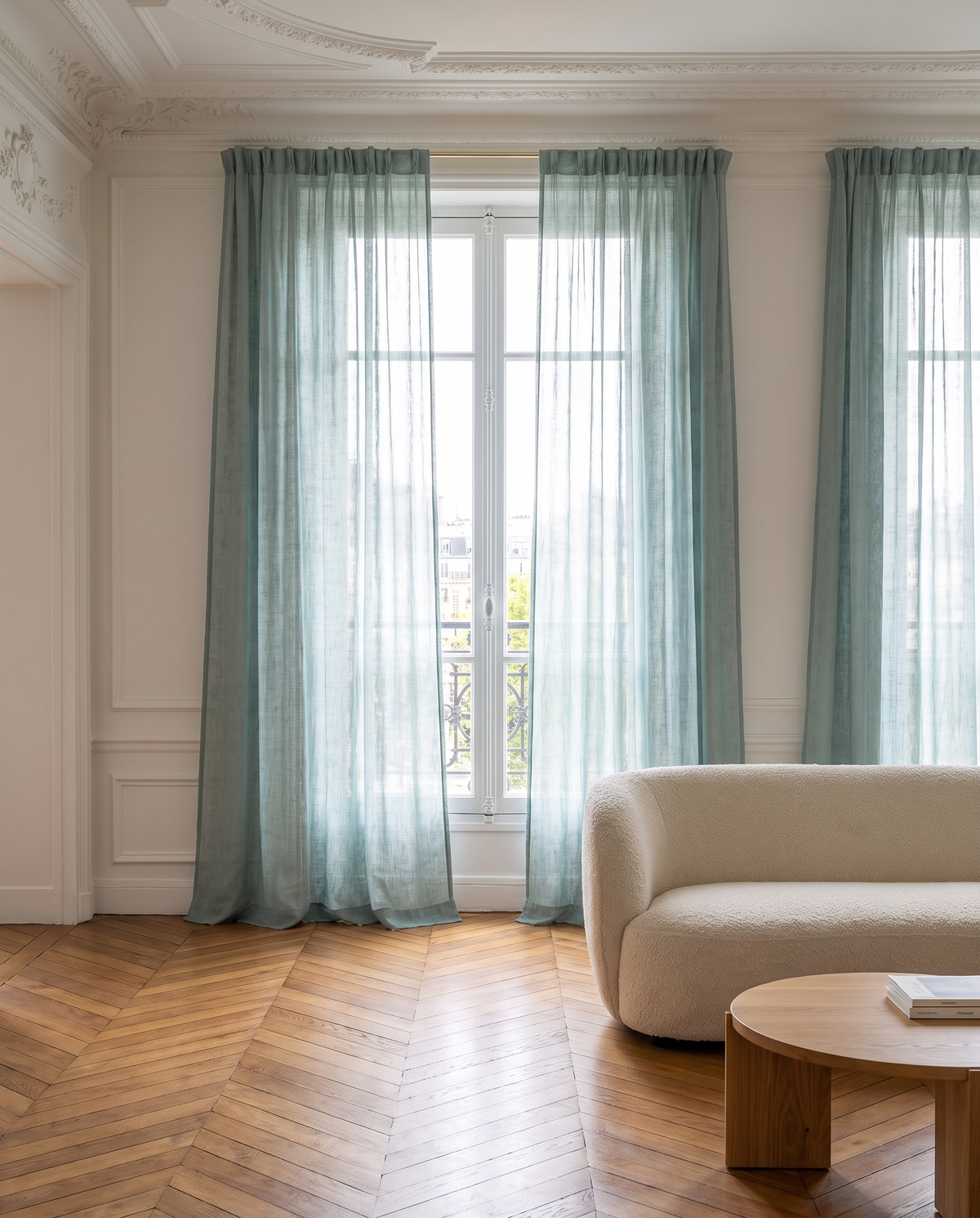 Voilage Aube – salon haussmannien à la lumière du matin