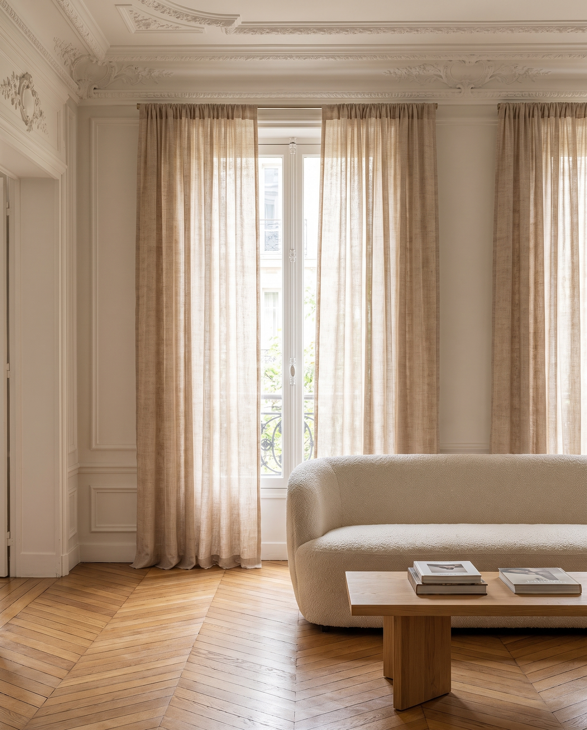 Voilage Iris – salon haussmannien à la lumière du matin
