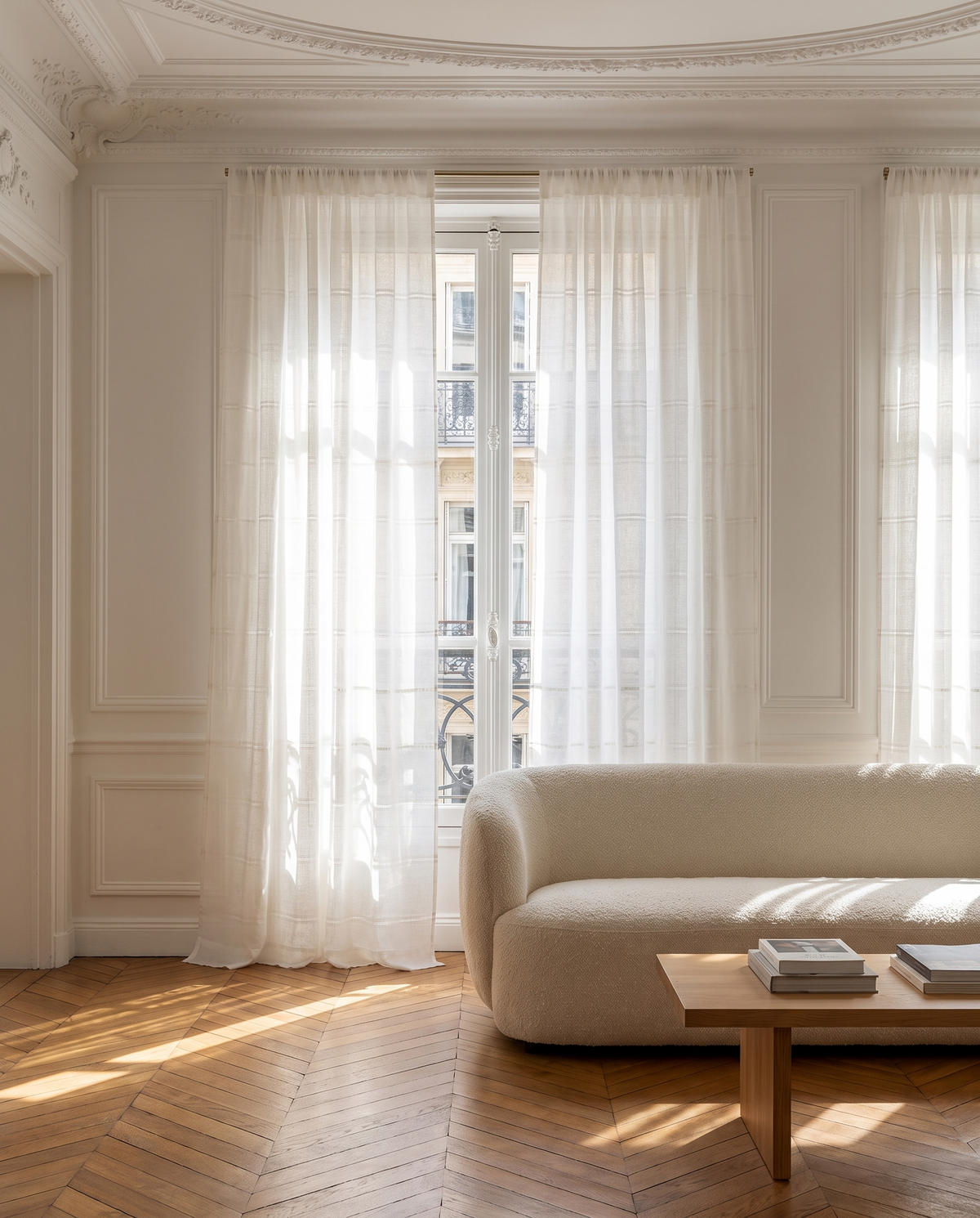 Voilage Nami – salon haussmannien à la lumière du matin