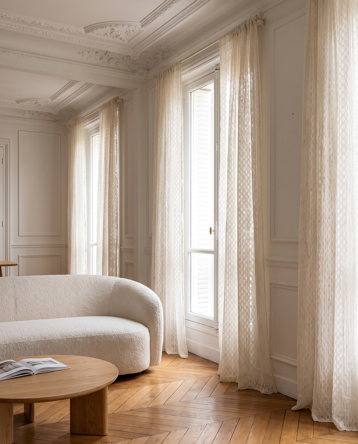 Voilage Écrin – salon haussmannien à la lumière du matin