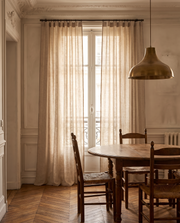 Tamisant Nolia — dans une salle à manger