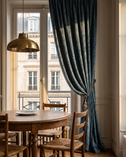 Tamisant Verta — dans une salle à manger