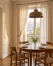 Tamisant Linéa — dans une salle à manger