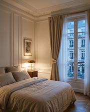 Embrasse Camélia — dans une chambre