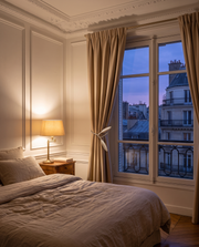 Embrasse Élan — dans une chambre