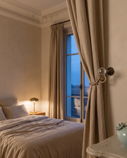 Embrasse Murale Cristal — dans une chambre