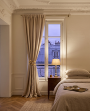 Embrasse Vénora — dans une chambre